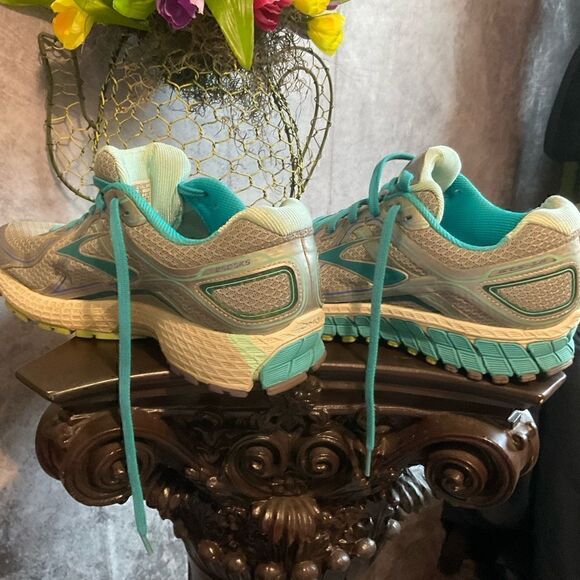 BROOKS GTS. GREAT SHOES FOR WORK OR PLAY SIZE 9.5 wide - Picture 10 of 13